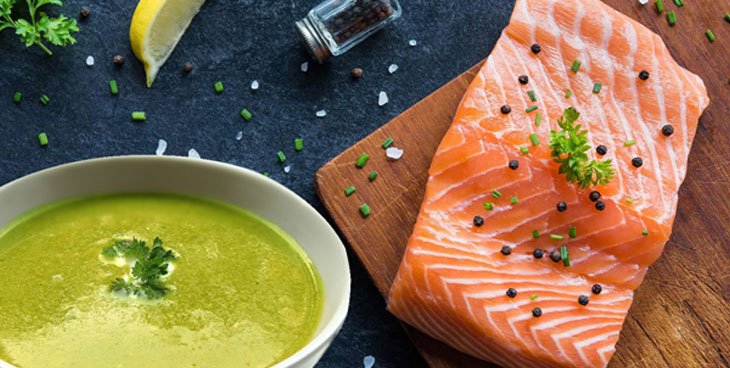 Velouté de petits pois et choux fleurs, saumon grillé